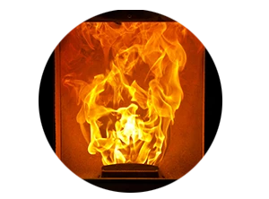 Grande flamme dans un poêle à granulés à Jouques